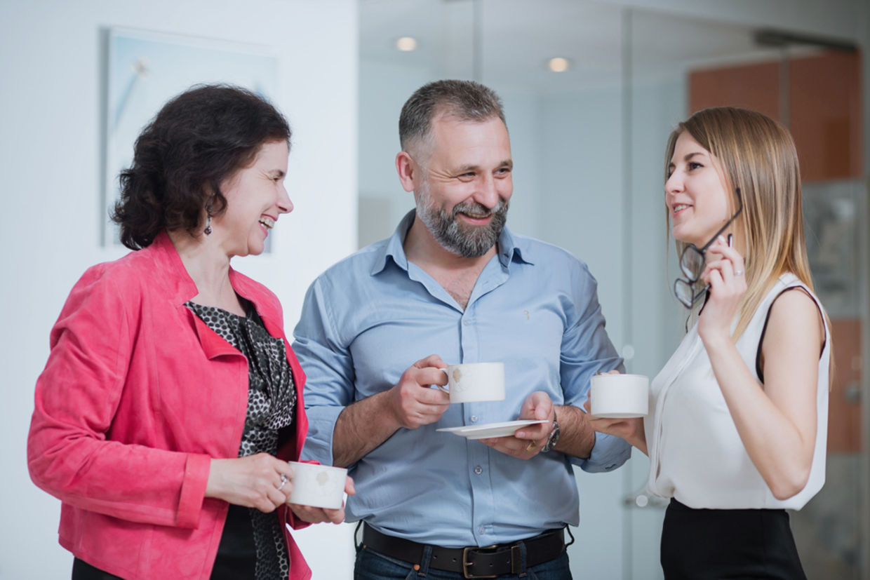 Quickly checking in with your colleagues can put your day in perspective and help your motivation. (Shutterstock)