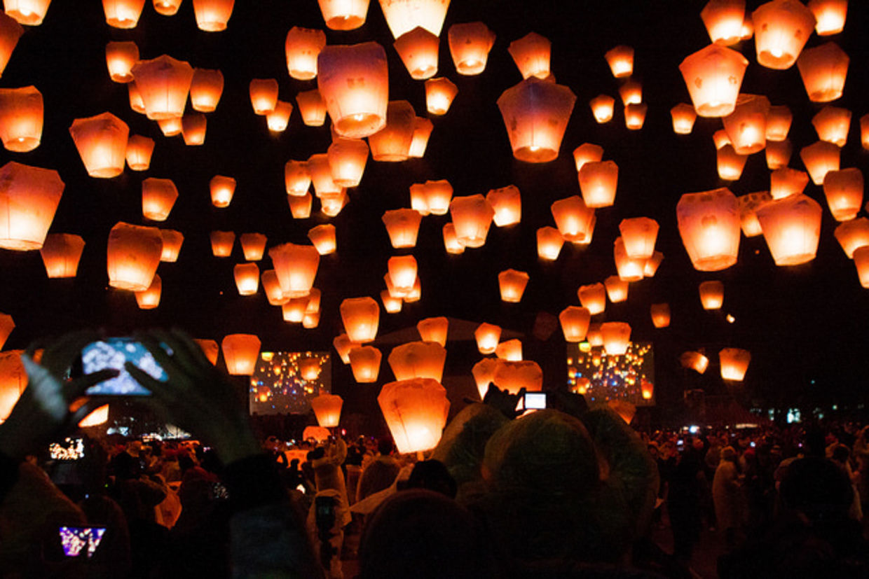 Millions of people watch as the lights slowly make their way to the sky for a breathtaking sight. (Jirka Matousek/CC BY-NC-ND 2.0)