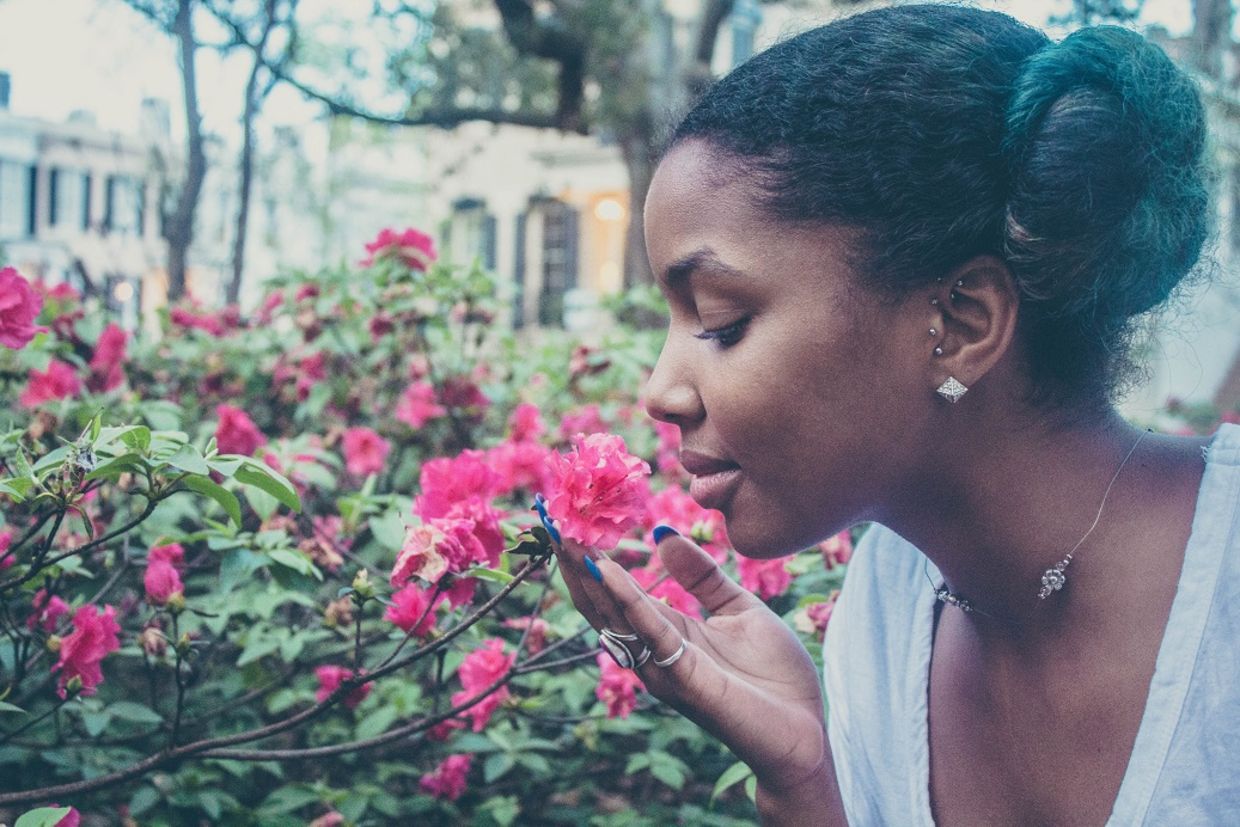 Keeping a gratitude journal is an easy habit to form. (Photo by Tonglé Dakum on Unsplash)