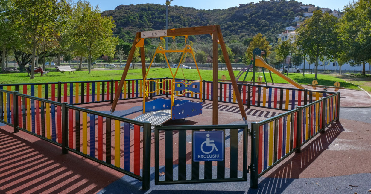 Swing pole for wheelchair users. Swing pole for wheelchair users.