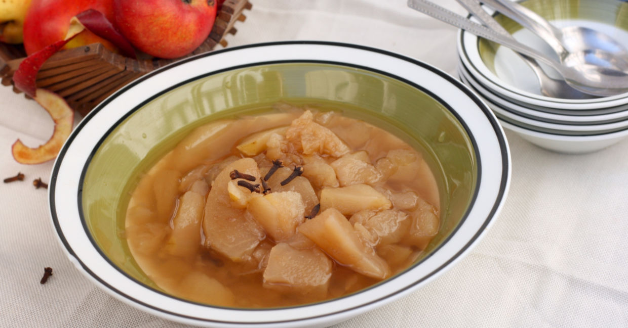 Enjoy healthy stewed apples with cloves. Enjoy healthy stewed apples with cloves.