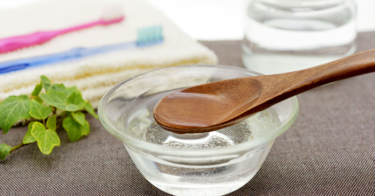 Coconut oil pulling helps reduce bad breath. Coconut oil pulling helps reduce bad breath.