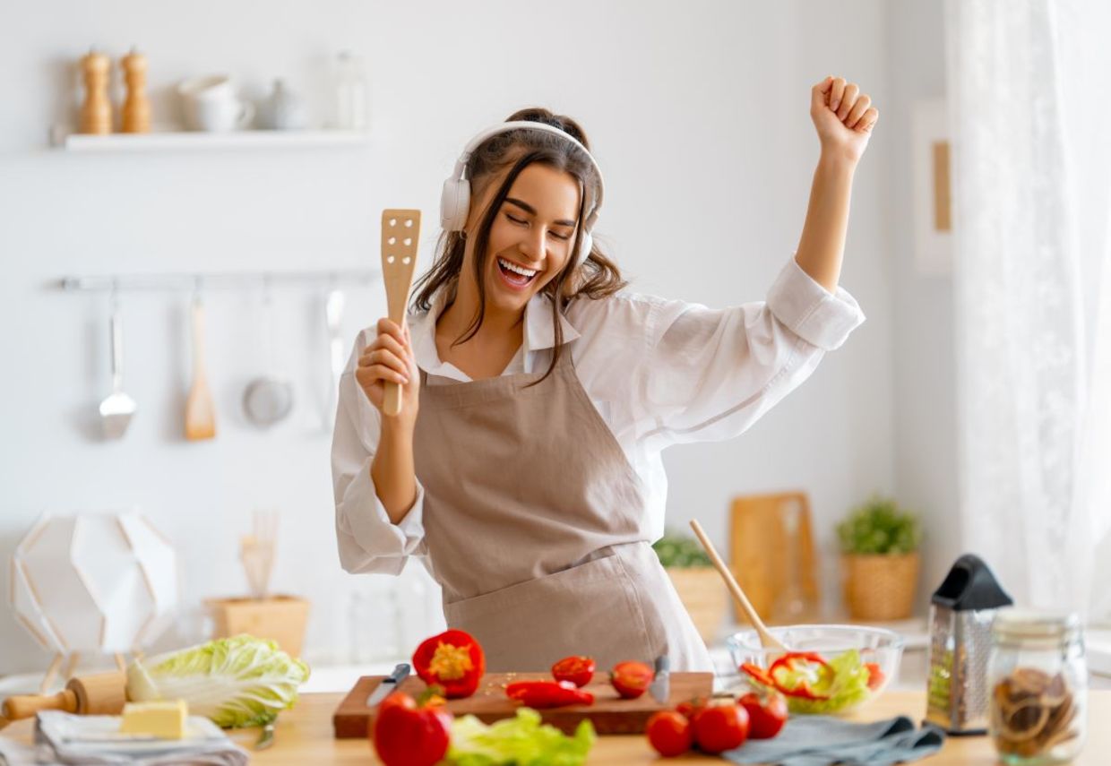 Eating dinner early is healthy. Eating dinner early is healthy.